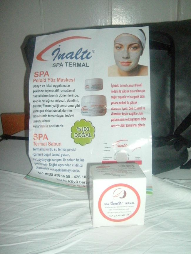 ブハルケント(Buharkent)から９ＫＭ，サライキョイ(Saraykoy)から１１ＫＭあり、サライキョイからパムッカレの最寄駅ディ二ズリまでは頻繁にミニバスが出ている。行けば帰りには、ホテルから送迎バスがあるとＨＰには書いてあったがそれらしい車はなかった。前の道で車をヒッチすると言うとやめとけタクシーにしろ。サライキョイまで２０リラ（９００円）と言うので呼んでもらうとすぐに来た。サライケントからパムッカレまで２２ＫＭある。運転手は通しで５０リラでどうだとしきりに薦める。いったん断って４０リラ（１８００円ぐらい）にしろと再交渉したが無理だった。結局は時間も４時近くだったのでＯＫしてパムッカレに着いた。安宿でそれもドミをお願いすると、タクシーで乗り付けて来てドミかよと笑われた。<br /><br />パムッカレ編に続く