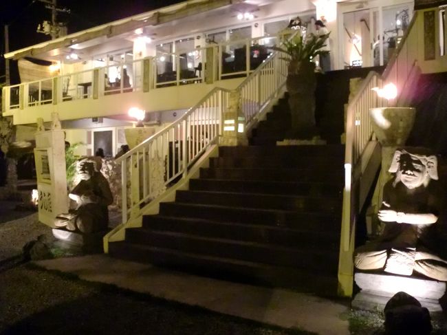 予約した時間より少し早く着いてしまったのですが、ウェイティングエリアもあって、お店のまわりを見れる。<br /><br />手前に大きな階段がありますが、出口。入口は建物1階の中から2階へあがる。