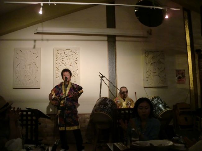 すぐにLIVEが始まった。。<br /><br />他のお客さんもノリがいい。スタッフもノリがいい。<br /><br />LIVEが賑やかでも注文はしっかりとってくれるいいスタッフ。