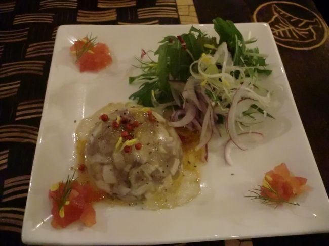 美人ボール<br /><br />沖縄版のホロディエッツ。見かけも奇麗ですが味もいい。ラディッシュとマスタード（甘くないやつ）があっても通じる！！<br /><br />これは沖縄でしかやってないかも。すごくいい前菜。