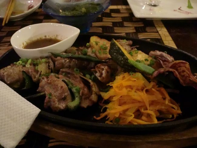 あぐー豚の串焼き<br /><br />あぐー豚はこれが始めて。あつあつの串が熱い鉄板の上で提供されるのでいつでもアツアツ。<br /><br />