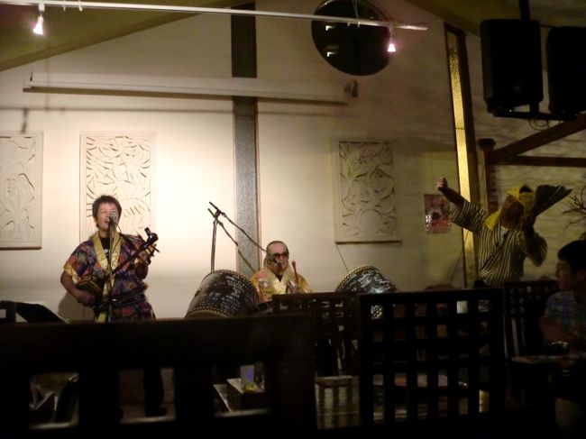 LIVEも一度終わったと思ったらまた始まった！<br />ノリ良すぎ！！<br /><br />オーダーする時も自分の声が聞こえない。。メニューを指差してオーダー！