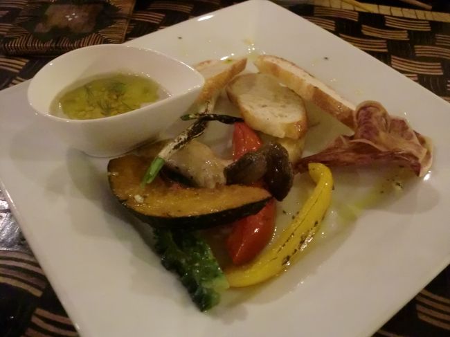 バーニャカウダ<br /><br />ダイニングBARなので料理の種類も多い。