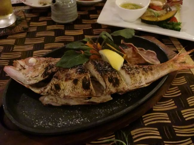 近海魚のグリル<br /><br />グリルコーナーへ行ってどの魚にしようか迷ってたら、声をかけてくれてこの魚をすすめられた。。名前は忘れてしまった。。<br /><br />味付けも選べる。<br /><br />すごく美味しく焼けてる。食べ応えもあって良かった。2,500円ぐらい。