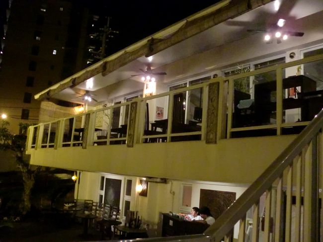 1階のグリルコーナーにオーダーしに行く<br /><br />魚をチョイスして焼いてもらう。1階での注文後テーブルへ再度、注文の確認をしに来てくれる。