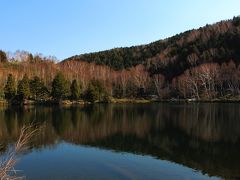 歩き初めの出発点は木戸池。

車を木戸池温泉ホテル脇の駐車場に停め、歩き始める。

この木戸池、夏に訪れれば、青々とした木々に覆われるさわやかな場所なのだが、まだG.W.のこの時期は木々も芽吹いていなく、ちょっと荒涼とした景色。
