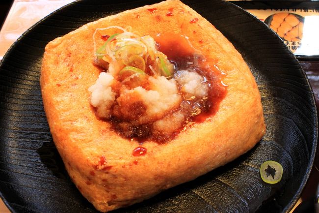 おあげ専用のたれがテーブルに置いてあります。<br />大根おろしはもっとたっぷり添えて欲しいなぁ〜