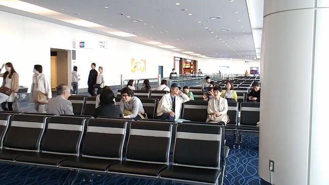 連休後半開始の5/3　８時でも<br />まだのんびりム−ド<br />みんなどこいったのかね<br />「中国、韓国にきまっとるだろ」<br />「あほか、ノ−天気の我々でさえ<br />中国はやめたのだぞ」<br />「来年は新疆ウイグル自治領にゆこう」<br />「いつまでも言ってろ」<br />「漁船チャ−タ−して尖閣にゆこう<br />釣れるぞ-」