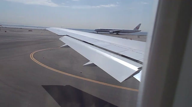 しゅっぱ-つ<br />ボ−イング767-300<br />という機体<br />前日ホ−ムペ−ジをみたら<br />どこかに1席だけ空いてた<br />ここは羽田のＡ滑走路<br />写っているのは羽