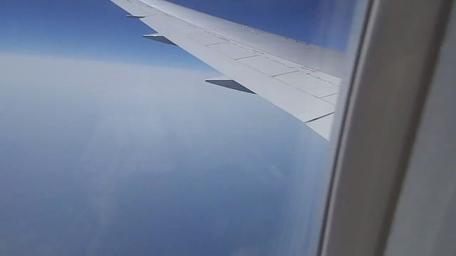 くどいけど<br />飛行機の羽を写す<br />今日は全然<br />ブルブルしない<br />鹿児島の横でやっと昼ごはん出し始めた