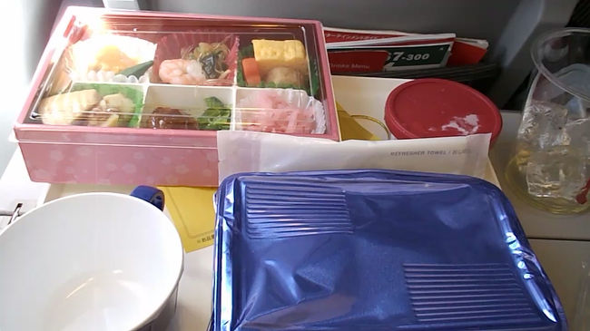 そら弁<br />ひじきご飯とチマチマとした<br />おかずと<br />ハ−ゲンダッツ<br />昔はメニュ表がついたのに<br />それにしても<br />たった一杯のブランデ−<br />頭の周りで鳥がピヨピヨと<br />舞い　天井が回っているのは<br />何事だ「チェックイン前にも<br />ジョッキで2杯やったろ」<br />「覚えてない」<br />「しあわせでいいな」