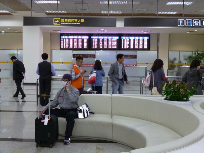 松山に着いた<br />伊予の松山でなく<br />台北市内の松山機場のこと「ついたついた」<br />さっさと両替をすませ<br />今回の旅行参加者の「旅行行動心得」<br />「練馬の紳士の規範」<br />を三唱させＭＲＴに乗って<br /><br />せっかく台湾観光協会から貰った<br />悠悠カ−ドのチャ−ジするのを<br />忘れた<br />切符を買う<br />「ブル−の丸いト−クンに変わったね」<br />木柵線を忠孝復興で板南線に乗り換え<br />市政府駅でおりよう」<br />「なんだ大江戸線も西武線も副都心線も<br />区別できないくせによくも<br />スラスラいえるよ」