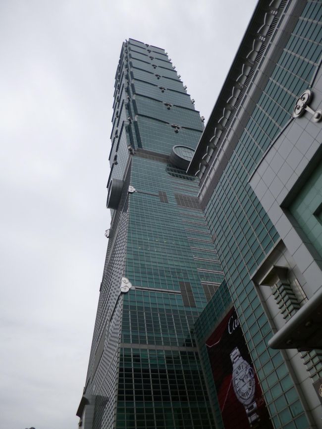 ご存知　台北101<br />「市政府駅の2番出口の左側にシャトルバスだって」<br />乗り場がわからない<br />あとで101発行のパンフ隅々読んだら<br />EVERY30MINUTES とあった<br />それで<br />15ＴＤ出して路線バスに乗ったが<br />ものの5分でついてしまった<br />あるいても15分<br />五階まで上がってチケット売り場をみつけ<br />500TD×3払って<br />超高速で展望台にあがる<br /><br />案外台北で路線バス乗るの<br />簡単かもしれない、日本語でワイワイ<br />やっていると誰かがここかと<br />教えてくれる
