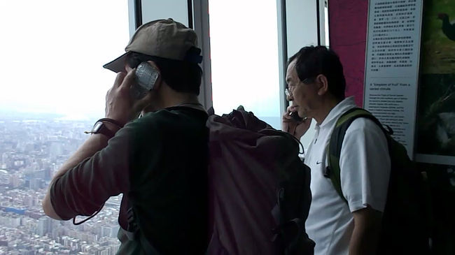 建物のなか<br />15番くらいまで番号ふってあって<br />この日本人用レシ−バ−を借りて<br />4番なら4と押せば<br />説明してくれるが<br />たぶんスワヒリ語とアルタイ語はないと思う<br />日本人でよかった<br /><br />このあと台北台鉄駅に向かい<br />ホ−ムで特急太魯閣号を待つ<br />が、おかしいこないぞ<br />同じホ−ムでもズ−と向こうの方に<br />停まっているではないか<br />走っていくと<br />駅員「フア−リエン？」(花蓮）<br />と聞くから「そうだ」<br />というと「もっと走れ」<br />で漸く乗車これが今日の<br />ケチのつき始め