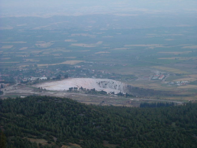 ブハルケント(Buharkent)から９ＫＭ，サライキョイ(Saraykoy)から１１ＫＭあり、サライキョイからパムッカレの最寄駅ディ二ズリまでは頻繁にミニバスが出ている。行けば帰りには、ホテルから送迎バスがあるとＨＰには書いてあったがそれらしい車はなかった。前の道で車をヒッチすると言うとやめとけタクシーにしろ。サライキョイまで２０リラ（９００円）と言うので呼んでもらうとすぐに来た。サライケントからパムッカレまで２２ＫＭある。運転手は通しで５０リラでどうだとしきりに薦める。いったん断って４０リラにしろと再交渉したが無理だった。結局は時間も４時近くだったのでＯＫしてパムッカレに着いた。安宿でそれもドミをお願いすると、タクシーで乗り付けて来てドミかよと笑われた。<br /><br />パムッカレではアルテミスホテルと決めていた。しかし田舎のタクシーの親父はパムッカレの町自体をあまり知らない様で、ぐるぐる回り人に聞きまくっている。ＨＰの旅行者の中でとても評価が高いと書いてあるが、１２年度版の歩き方には載っていない。値段もドミトリー２０リラ（９００円）とお手頃で、ハマムとプールも無料でなかなか良い。