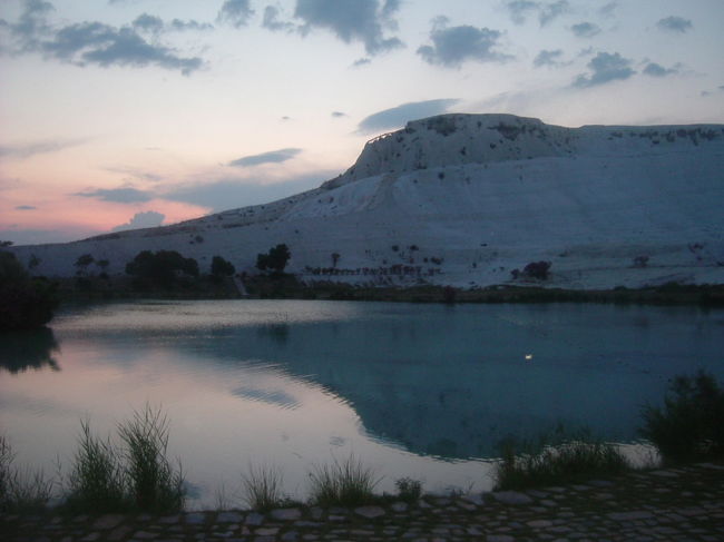  看板の親子丼の文字が目についたので思わず入ってしまった。出てきたものはまるっきりのチキンライスであり皿に盛ってある。写真ではちゃんとドンブリに盛りつけてある。チキンと卵だから親子で間違いないだろうが卵でとじていない。おそらくドンブリがトルコにはないのであろう。ここの親父は自分から松村に似ているとか言っている。