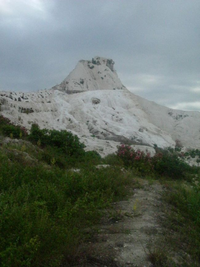 誰もいない独り占めの石灰棚を堪能できた。８時を過ぎたのだろう、観光客がちらほら見えだしたころ上にまで着いた。もう少し遅れたら警備官にどえらく叱られたことだろう。だってほんの少し脇に離れただけで、どこからともなくピッピ―と鳴る。<br /><br />観光客のいるエリアはさすがに見栄えのする所であったが、今一つ物足りなさが残ったが、裏道を登ってきたので大満足できた。<br />モデルさんを使った撮影をしている所があった。棚を斜めに上がってきて左に門のように両側に石のあるところから、１００Ｍほど行ったところであるが、撮影会をしているから気が付いたが、ただ行っても解るかどうかな。真っ白な石灰棚に水がキラキラしていて、これぞ本来のパムッカレと言った場所であった。但し特別なお許しを得ての撮影会だろうし、我々が立ち入ることはできない。木道から５０Ｍ位離れている。
