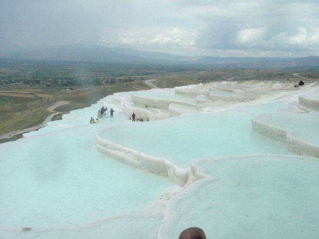 モデルさんを使った撮影をしている所があった。棚を斜めに上がってきて左に門のように両側に石のあるところから、１００Ｍほど行ったところであるが、撮影会をしているから気が付いたが、ただ行っても解るかどうかな。真っ白な石灰棚に水がキラキラしていて、これぞ本来のパムッカレと言った場所であった。但し特別なお許しを得ての撮影会だろうし、我々が立ち入ることはできない。木道から５０Ｍ位離れている。