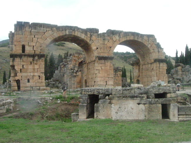 結構広い。　乗らなかったが無料バスが走っている。ポツンぽつんと建物が建っているが、おそらくは地下には沢山の遺跡が眠っているのだろう