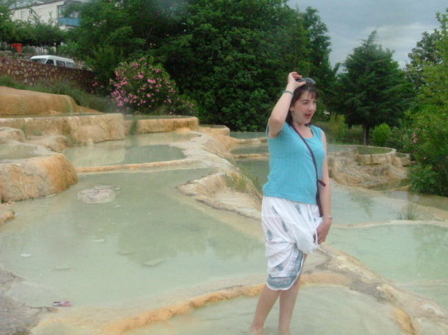 今日のツアーは、韓国人ハネムーンと若い２人娘との５人だけだった。２人娘は青年協力隊の隊員で、日本ならＪＡＩＣＡ，韓国なのでＫＯＩＣＡとノートに書いてくれる。昨年もキリマンジャロにこの季節に行ったが、ちょうど任期の切れ間にあたるらしく何人かの隊員に会った。ソラク山とハンラ山が韓国の山で有名だねと言ったら、よく知っていますねと言われた。<br /><br />ガイドによく町中に咲いている夾竹桃のようなピンクの花の名前を聞くと、ザックム（ＺＡＫＫＵＭ）と教えられた。この木がトルコ政府が全国に推し進めている植林計画の花木に指定されている。<br /><br />カラハユット温泉<br />新婚さんは人口石灰棚に入り込み、はしゃいで顔に泥を塗って立派なカメラでポーズを決めている。<br />ここのは白い石灰泥だった。口に含んでみると酸っぱく苦かった。他にも別に泥温泉もあるようだ。<br /><br />次に移動した時に、野球のユニフォームを着た４人組の日本人オジサンが乗り込んできた。なにか運転手ともめている。どうかしたのかと聞くと１人６リラの乗車料を請求されたようで、それは高すぎる２リラにせよと交渉していたんだそうだ。このバスはなんなんだろうね。ツアーバス専用か、単に乗り合いバスなのか