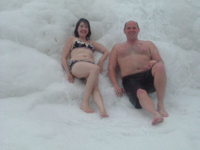 ヒエラポリスに行くと、また４人組が先を歩いている。ガイドは少し説明した後、先のパムッカレを見学したらそのまま流れ解散すると言う。ほぼほったらかし。入場料だけで６０リラ以上かかるよと言ったが、どうもヒエラポリスと遺跡温泉だけしかかかっていないようだ。韓国新婚さんに埋まってしまった石棺の所を教えてあげて、少し木道からはずれたアングルで撮らす。<br /><br />自由解散になったが、どちらの方向に行ったらよいのか解らない。日本人観光客に聞くと、怪訝な顔をされてもう少し先に進めば解るよと言われた。石灰棚に行くと凄い人波で、うれしい顔をして遊んでいる。人が多いと若くてスタイルの好い女性も多いと言うことで、水着姿や、泥を塗っている人々がいる。写真を撮ってくれと頼まれた２人は、シアトルから来たんだと言っていた。<br /><br />これで世界３大石灰棚を見たことになる。<br />中国黄龍、一番良かったような気がする。<br />イエロストーン　もう４０年も昔だからなぁー石灰棚なんてあったかなぁー