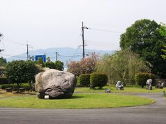 敷地内には、亀石のレプリカも。（これは2010年4月の写真です）
これ、飛鳥では有名な石なんですよ〜。

この後、資料館の前へ移動したのですが、特に看板が出てるわけでもなく、普通に、キトラ古墳の展示を見に来る人たちの列があるのみ…。
集合時間ギリギリまで探してみたのですが、それらしき場所もなく…。

建物前にいた係の人に声をかけてみると、無線で中に連絡をしてくれ、裏口から入るように言われました。
応接室のような場所へ案内されると、すでに他の当選者の方がいらっしゃり、キトラ古墳展のチケットと図録がいただけました！