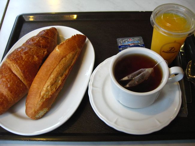 おいしいパンが食べたくて。こんなシンプルなセットを。<br /><br />34香港ドル。