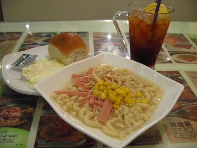 アワビ味の細切りハムとコーンがのったマカロニスープ…のセット。<br /><br />30香港ドル。