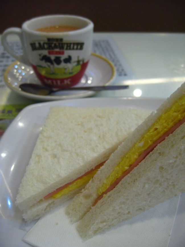 そしてハムとたまごのサンドイッチ。<br /><br />これで20香港ドル★