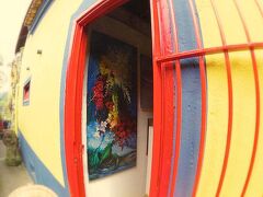 【日曜日は芸術村エンブーを訪問しよう／Embu das Artes】

壁もパステルカラーに....。玄関口にもきれいな絵が。