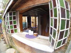 【日曜日は芸術村エンブーを訪問しよう／Embu das Artes】

窓も.....。

手の込んだ芸術ぶりです..。