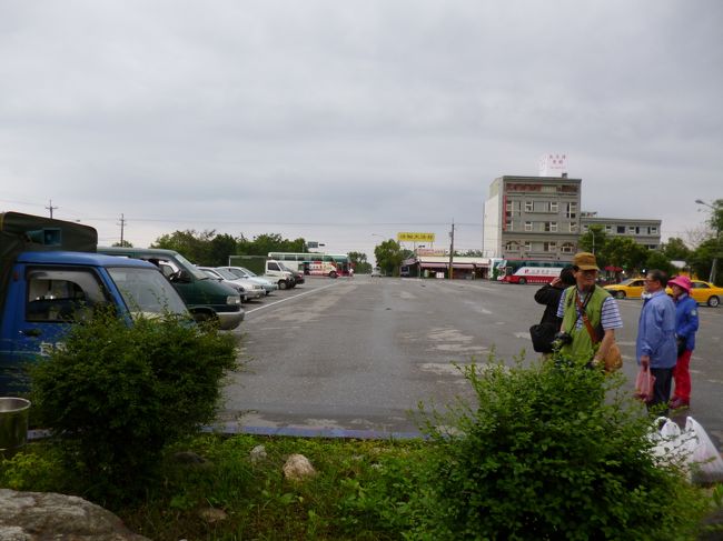 太魯閣渓谷に一番近い駅<br />新城　だが馬の油のお土産屋<br />（馬の油色々効能あるものだ）<br />果物屋の屋台民宿一軒<br />あとは何もない<br />タクシ−2台あるが<br />運転手どこだ？