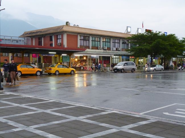 それで10万人都市の花蓮の駅に<br />行って、ツ−リストサ−ビスセンタ−<br />と言うところをみつけ<br />中でホテルのパンフを眺めたりしていると<br />「なんかありましたか」と<br />31歳の民宿経営とタクシ−ドライバ−兼任の<br />みかけやたらマッチョな男が<br />寄ってきて「こうこうだ」と言うと「ちょっと待って」<br />（日本語90％完璧だった）<br />ある意味「地獄に仏」<br />そこら中に電話かけまくり<br />「今日中に太魯閣渓谷の落石片づけ<br />明日の朝から観光可能と言ってます<br />だって土曜日で観光バス50台以上待機してます」<br />その後市内のホテル６軒電話して漸く７軒目<br />ツイン２部屋＠2800ＴＤを取ってもらって<br />（本来今日予約した太魯閣昌英飯店は夕朝食も頼んで<br />３人合計１万５９００ＴＤの大散財の筈であった）<br />そしてなんとか旅行継続となった<br />