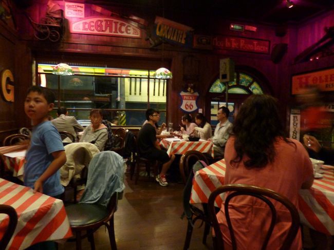 やっと失意回復で夕食<br />チェ−ン店らしい<br />牛排屋（ステ−キ屋）<br />なんでこんなトコ選んだのかね<br />「美式餐廰」--アメリカスタイルレストラン<br />とある。<br />ど-して次々客が来るのか理解不能<br />「ま-ずい」「肉に旨みがない」「味がしない」<br /><br />松坂牛とか但馬牛とか練馬黒毛和牛を出せなどとは言っていないよ<br />そして「酒類を出さない方針」<br /><br />ば-たれメ、暴れてやるぞ<br /><br />いきなりサラダを出してから<br />その後「方針」<br />を言うなって　終わって<br />勿論7-11でビ−ル高粱酒を買って<br />予定外のきょうの「巣」<br />百悦飯店に帰艦じゃない「帰巣」