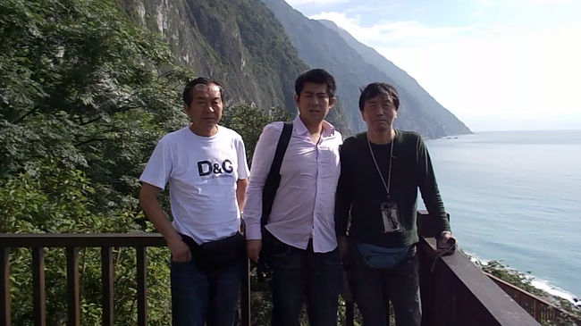 真ん中がドライバ−<br />「陳寶欽」君<br />「日の出民宿」「タクシ−ドライバ−」<br />どちらが本業だかしれぬが<br />そして2500ＴＤでチャ−タ−どうか<br />3000ＴＤでどうかとふっかける手合いもいる<br />と聞くが<br />日本語ｏｋで7：30始まり花蓮駅<br />11：37発特急乗車までの時間をアレンジして<br />2800ならいいだろ<br />「太魯閣渓谷初めてですか」<br />「39年前に台北から日帰りで来てる」<br />「ウヘ−私生まれてない」<br />「そんなこと顔みればわかるって」<br />昨年は青森やら北海道の羊蹄山という<br />マニアックなところを見てきて<br />次は東京鼠楽土に行くというので<br />「香港のそれなら1：30でゆけるだろが」といってやると<br />「規模が違います、それに日本です」<br />と外交辞令をのたまう。<br />彼の名刺メルアドは貰ってあるので<br />必要な方はお申し付け下さい