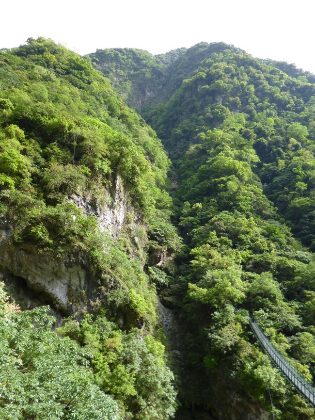 その中のどこか<br />下の方の釣り橋を<br />写したのではなく<br />はるか高みにトレイル<br />がある<br />やだね絶対やだね<br />あんなとこ歩くものかね