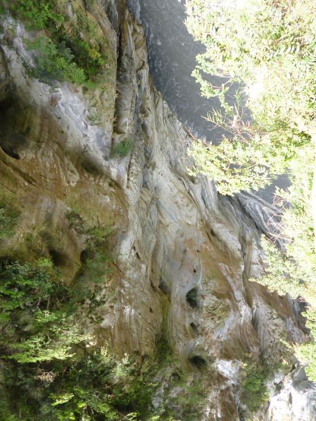 所々岩に穴があいている<br />ツバメが飛んでいる