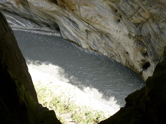 雨が不ら泣ければ「こんにゃろメ<br />わざとやっているのではないのですよ<br />一発目の変換がこれ」<br />水は瑠璃色とのこと