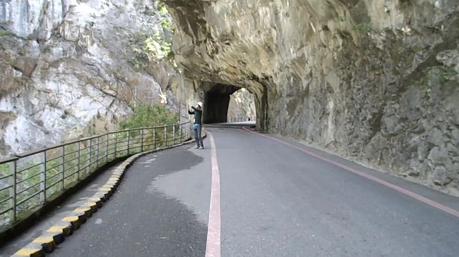 落石注意<br />川に落ちるな<br />酒飲むな<br />車座で宴会するな<br />屋台開くな<br />カラオケやるな<br />道路に寝転ぶな