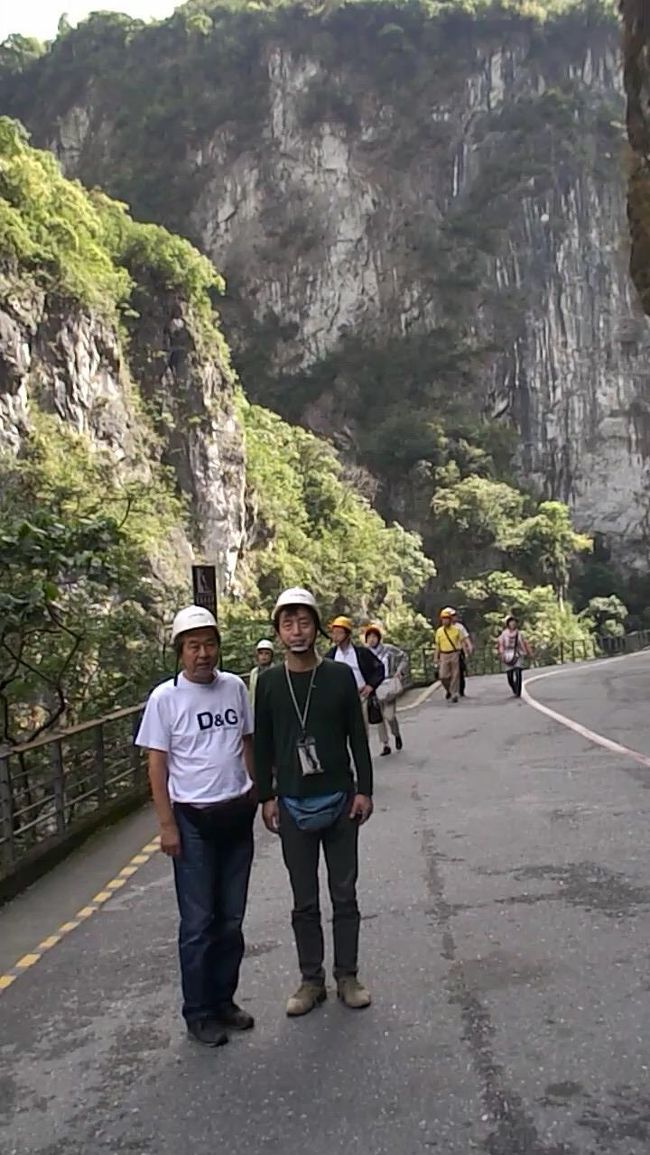 漸く別の道をたどった<br />先行のタクシ−と合流し<br />トイレは要所要所に<br />あるのでいくつビ−ル飲もうと<br />本当は大丈夫