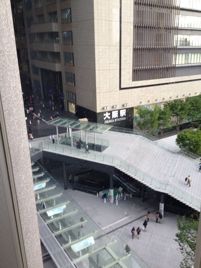 グランフロント大阪から大阪駅を眺める。