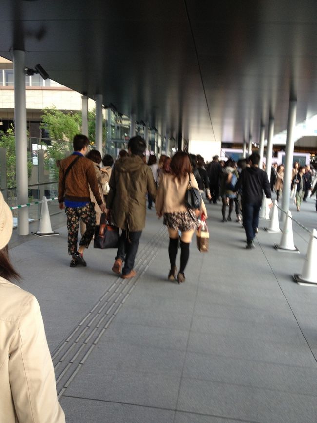 今話題のグランフロント大阪、平日だというのに次々と人が飲み込まれるように入って行きます。