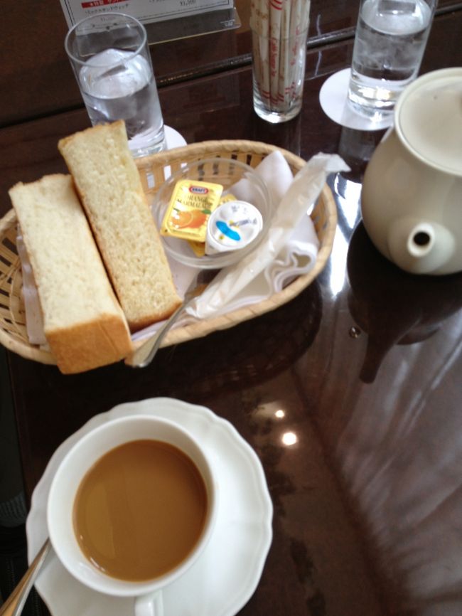 本町にあるホテルヴィアーレ大阪のラウンジ、フォンタナで遅めの朝食。厚切りトーストにポットサービスのコーヒー。６００円はリーズナブル。