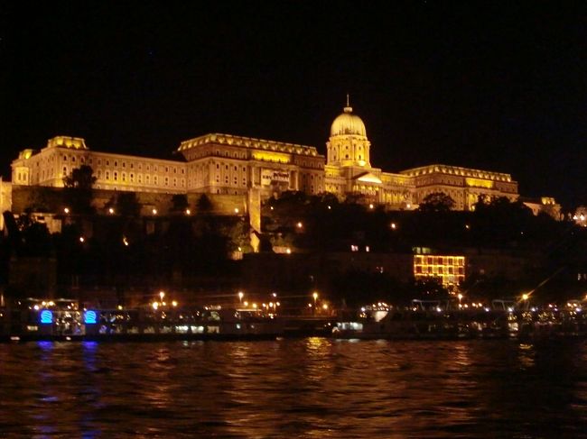 夢のような美しさのドナウ川クルーズ。。。<br /><br />これから先も・・！？<br />こんな素敵な夜のボートクルーズは体験できない気がする・・。<br /><br />