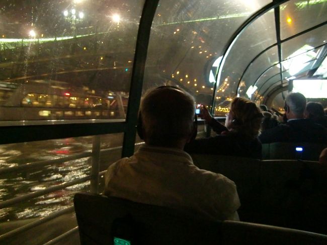 私達の乗った船は、全面ガラス張りとなっていて座ったままでも夜景が堪能できた♪<br /><br />屋形船のように屋根にも出れるような造りとなっていて、半分くらいの人は屋上へ移動した。<br /><br />ちなみにドリンク2杯付き。<br />シャンパン、ビール、オレンジジュースから選べたので1杯目にシャンパンを選んだら、すっごく安い味の美味しくないスパークリングが出てきた・・・涙。<br /><br />ビールを2杯飲めば良かった・・・。<br /><br />