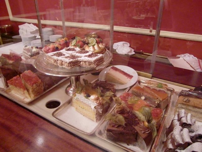 ウィーンと言ったらコレでしょ！？<br /><br />カフェでケーキ♪♪<br /><br />私達は「デーメル」のお店に入店。<br />デーメルのお店は、一見外席が満席で奥に席がないように見えるけど、1階店舗奥にも座席があるし、2階席もあるし店内はだいぶ広いデス。