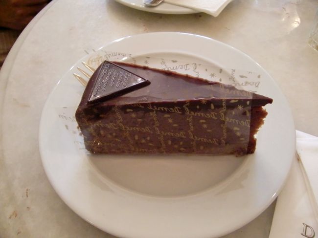 こちらは名物ザッハートルテ♪<br /><br />3人で3種類のケーキを注文し、分け合いながら食べた。