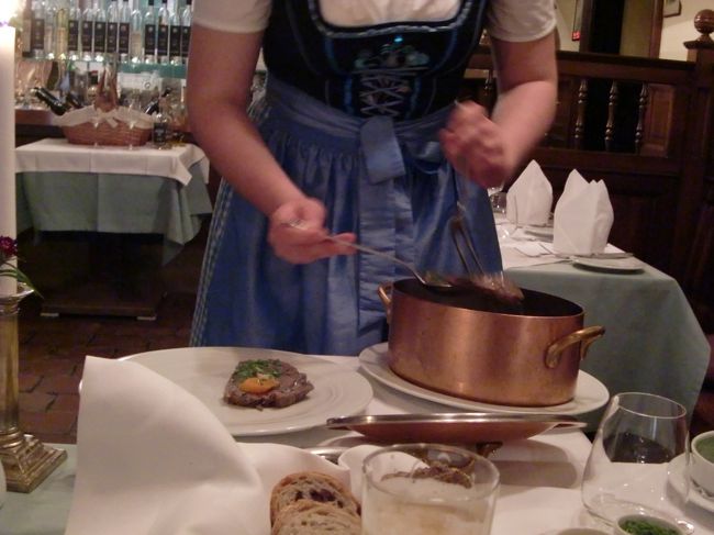 夜ご飯は「オーフェンロホ」に入店した。<br />店員さんは民族衣装を着ていて雰囲気があって良かった。<br /><br />鍋ごと持ってきてくれて、テーブル席で取り分けてくれたのは・・・