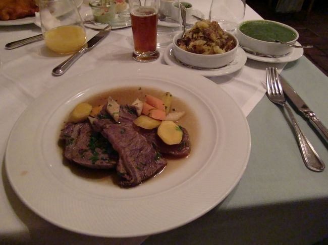 ターフェルシュピッツ♪<br /><br />牛肉の塊を長時間煮込んで柔らかくし、スライスしたもの。<br />むちゃくちゃお肉が柔らかくって、すごく美味しかったぁ〜。