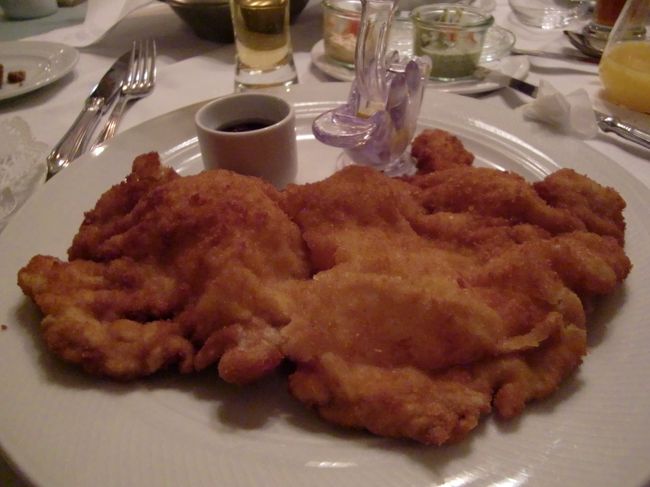 定番のウィーン風薄切りカツレツ♪<br /><br />こちらもすこぶる美味しい！！<br /><br />シュニッツェルは周辺諸国でも食べることができるけど、オーストリアで食べれるシュニッツェルが断トツ美味しい。<br /><br />これはこのお店が特別美味しいというわけでなく、オーストリアはどこに入ってもレストランは外れナシ！って気がする。<br /><br />